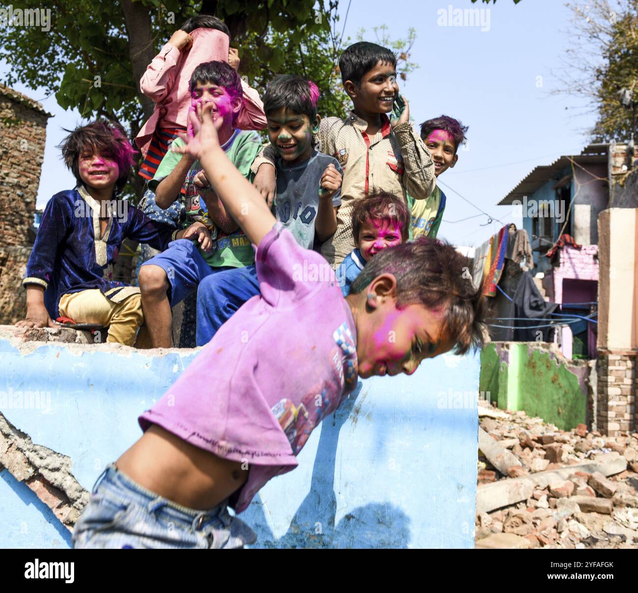 New Delhi, India, 11 marzo 2017: I bambini indiani asiatici giocano indossando abiti colorati giocano felici all'aperto. Bambini attivi, Asia Foto Stock