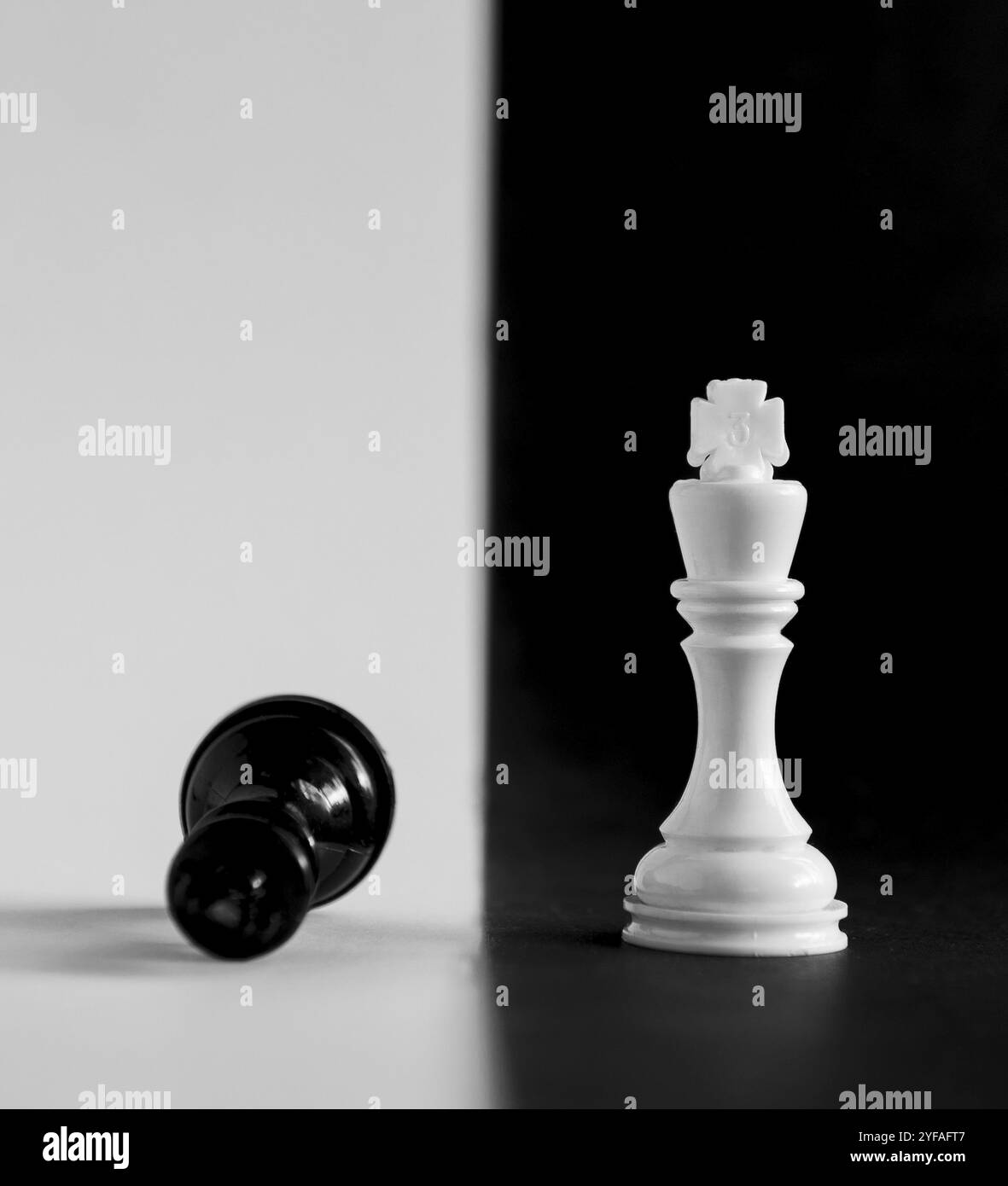 Il re e la regina a scacchi i pezzi di gioco su un bianco e nero board Foto Stock