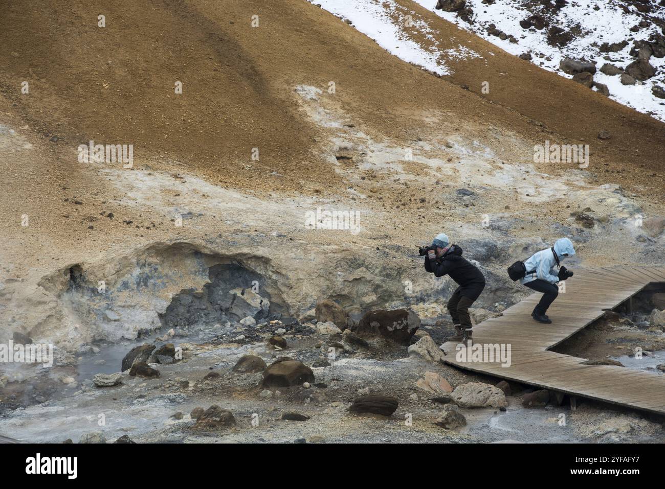 Persone che scattano foto al Gunnuhver Geothermal Field in Islanda Foto Stock