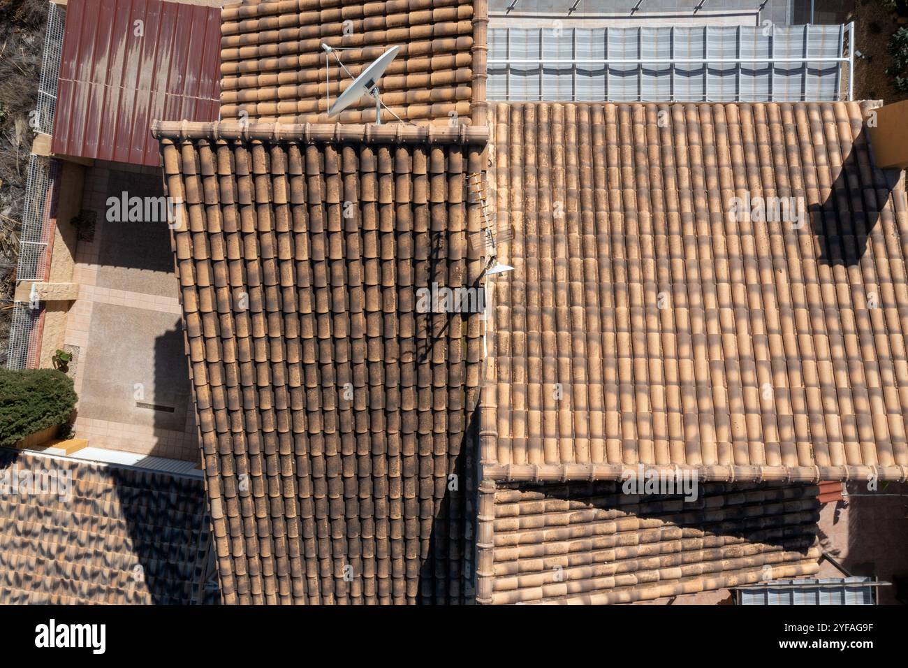Foto con drone aereo che mostra il tipico tetto di una villa spagnola con le tegole di argilla sulla villa spagnola Foto Stock