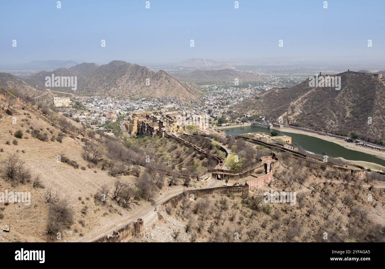 Città di Amer nel deserto del Rajastan dalle colline del forte di Jaigarh a Jaipur in India Foto Stock