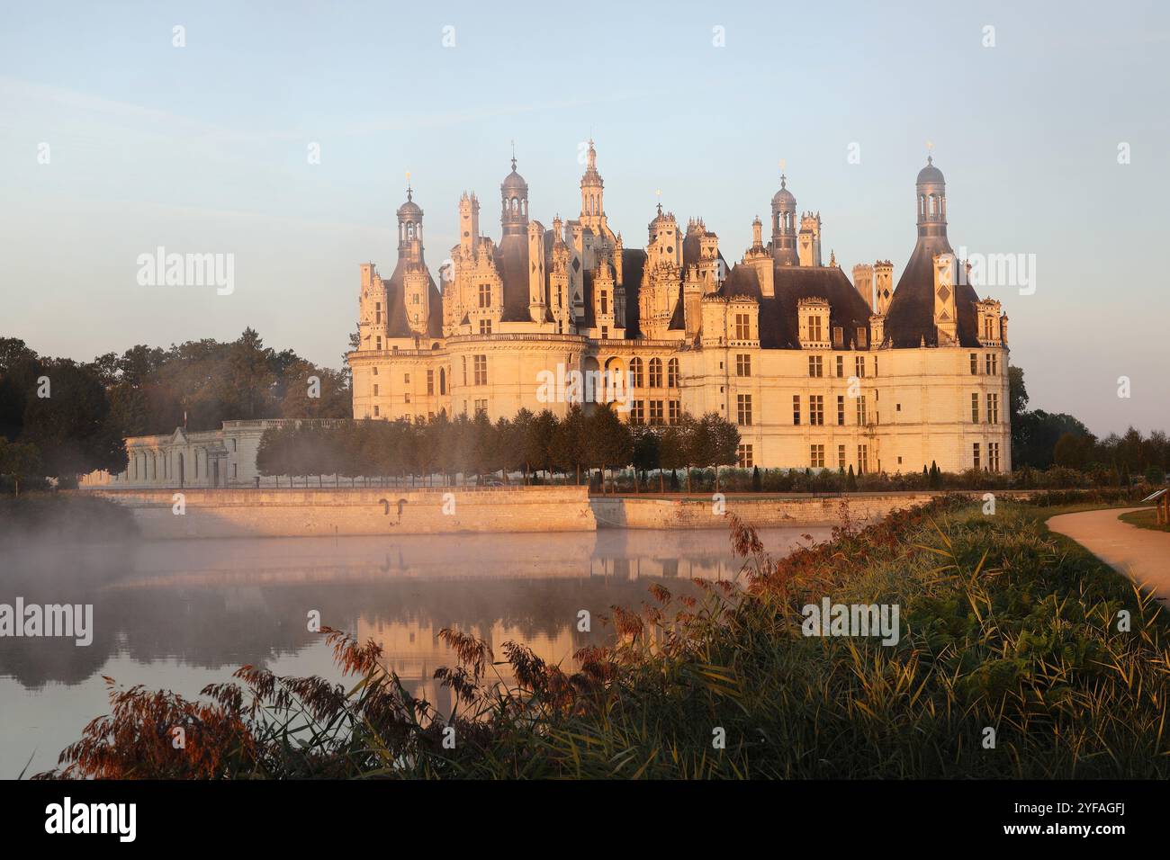 Lo Chateau de Chambord all'alba, Loira, Francia, Foto Stock