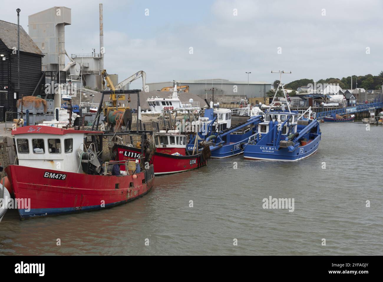 Whitstable, Regno Unito, 8 giugno 2023: Pescherecci ormeggiati nel porto di Whitstable nel Kent, Inghilterra, Europa Foto Stock