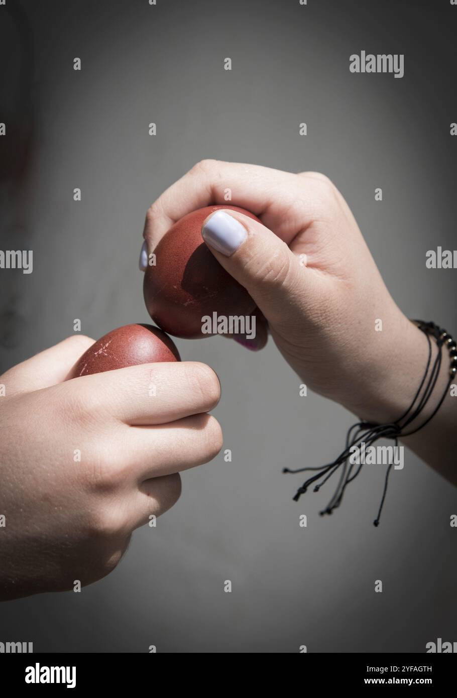Due persone che schiantano le uova di pasqua rosse. Tradizione pasquale a Cipro Foto Stock
