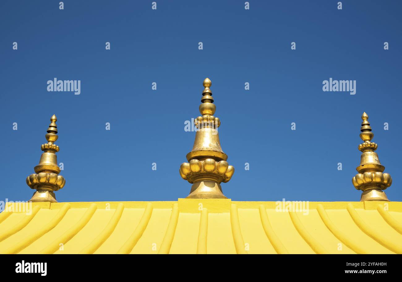 Tetto giallo di un tempio indù contro il cielo blu. Kathmandu, Nepal, Asia Foto Stock