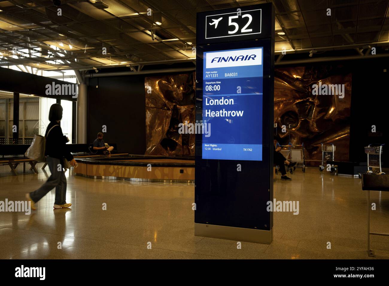 Sagome dei passeggeri al terminal del gate dell'aeroporto con partenza per Londra Heathrow Foto Stock