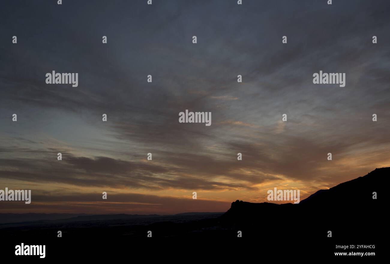 Catena montuosa e cielo spettacolare con nuvole nere prima del tramonto. Immagine scattata alla catena montuosa di Pentadaltylos a Cipro Foto Stock