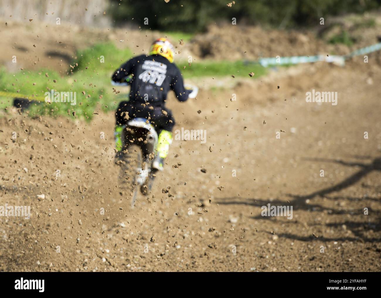 Atleta non riconosciuto che guida una moto sportiva in un evento di motocross. Exreme offre alta velocità Foto Stock