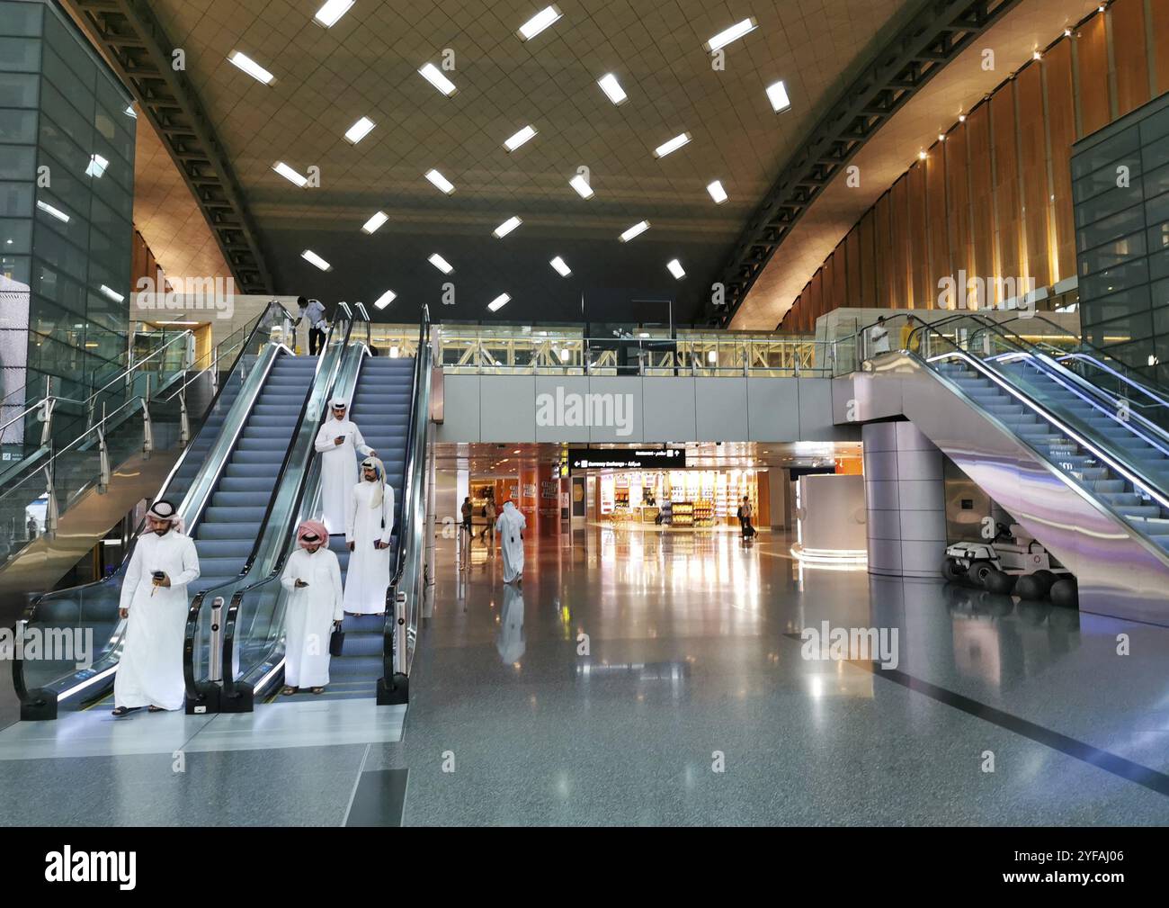 Doha, Qatar, 8 marzo 2020: Gli interni di lusso dell'aeroporto internazionale di Hamad, la base delle Qatar Airways a Doha, Medio Oriente, Asia Foto Stock