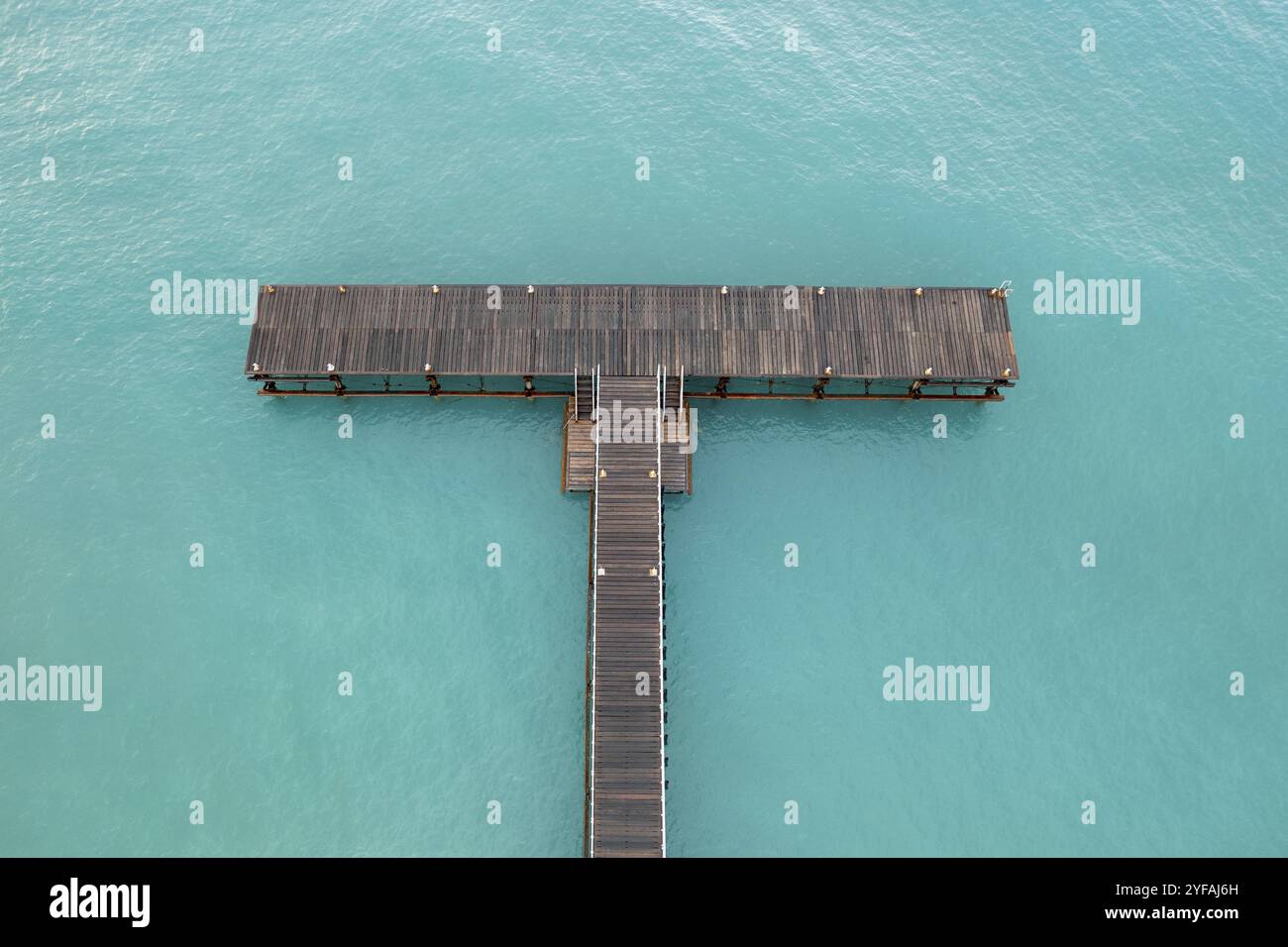 Antenna drone di molo vuoto nell'oceano. Acqua marina turchese blu ormeggiata vuota Foto Stock