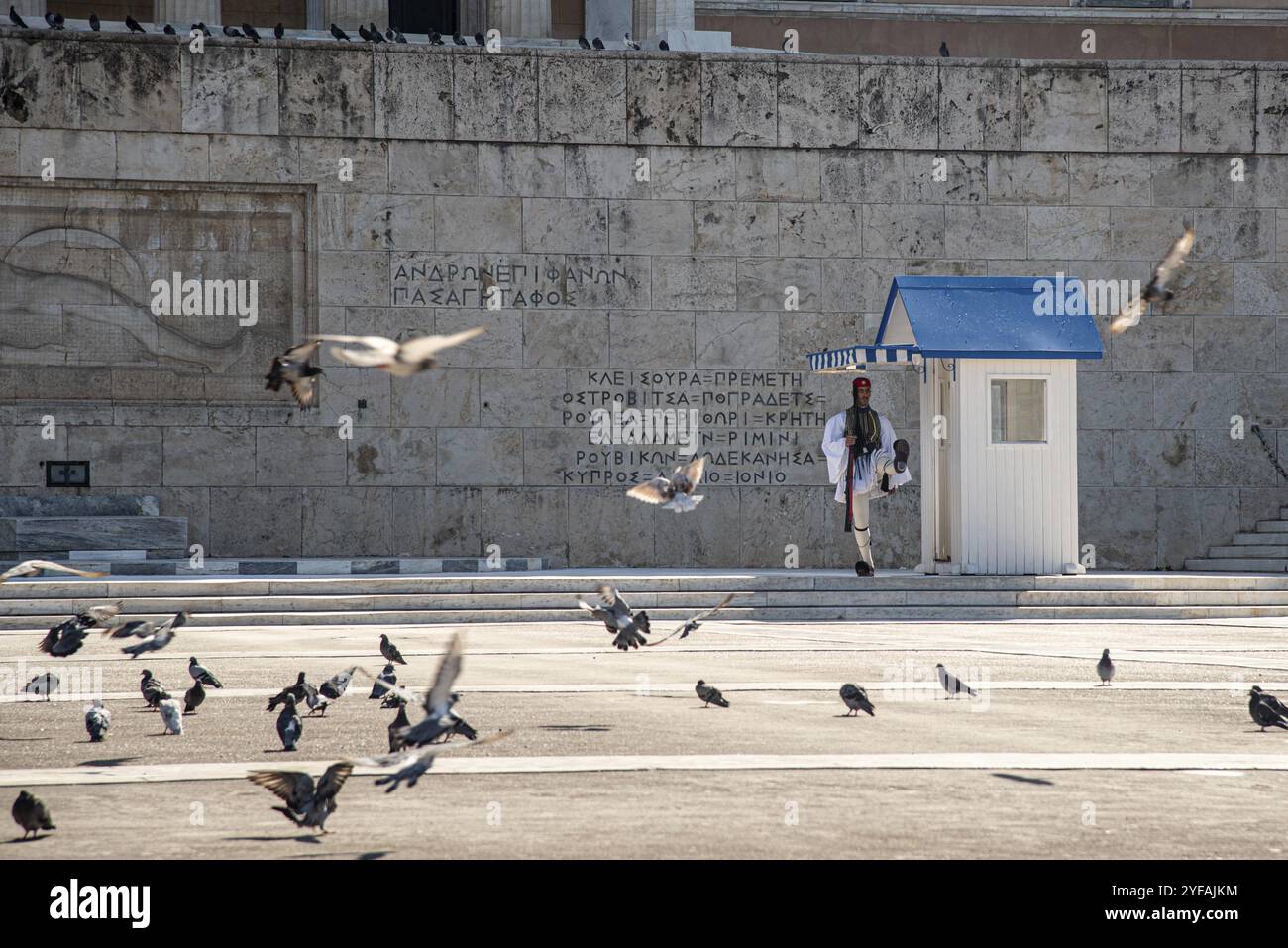 Atene Grecia, 22 settembre 2019: I soldati greci di Evzone con la tradizionale vestizione e le armi che sfilano davanti alla tomba del soldato sconosciuto in fro Foto Stock