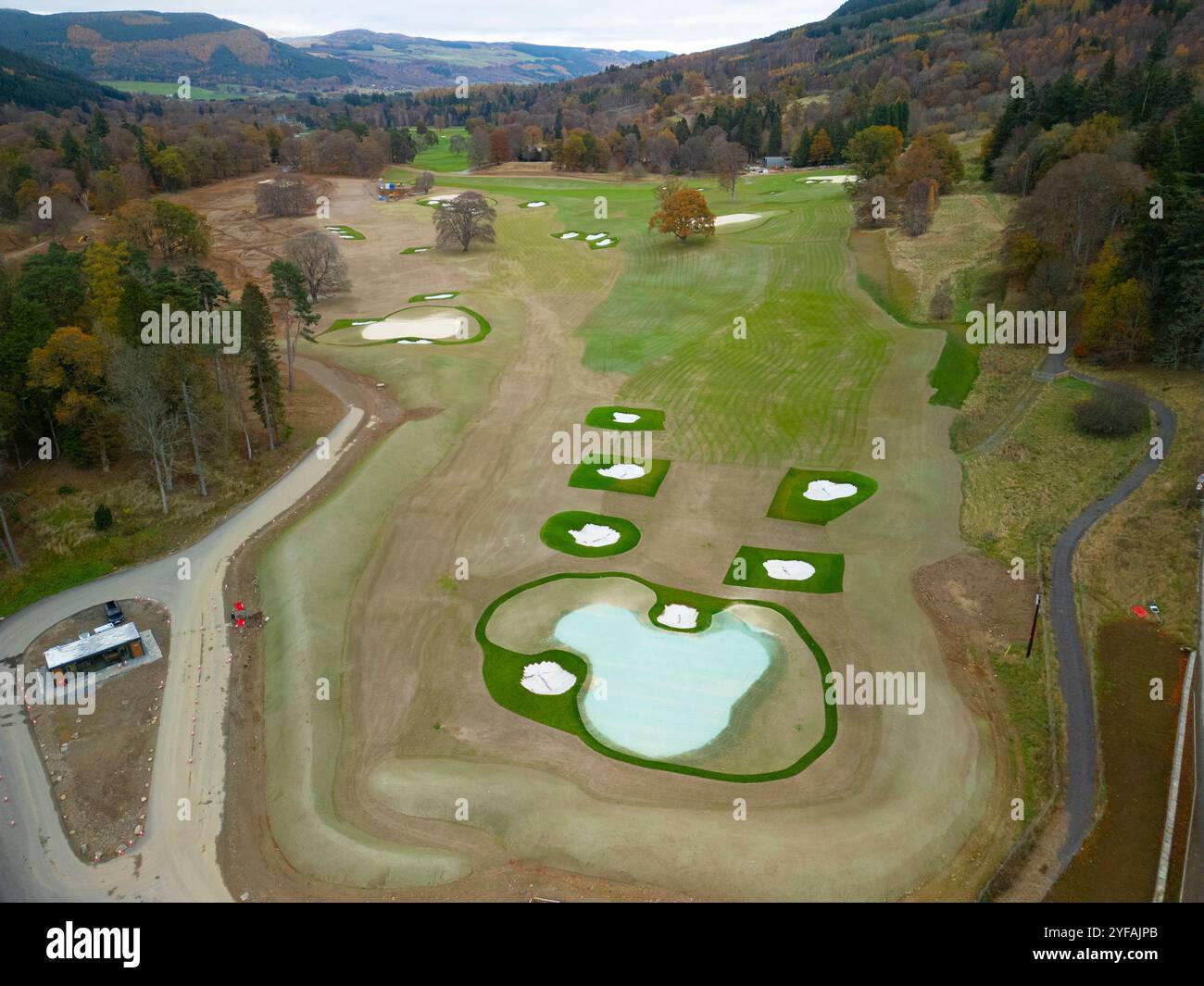 Vista aerea del castello di Taymouth e del campo da golf di Kenmore, chiuso durante lavori di ristrutturazione e ricostruzione. Foto Stock