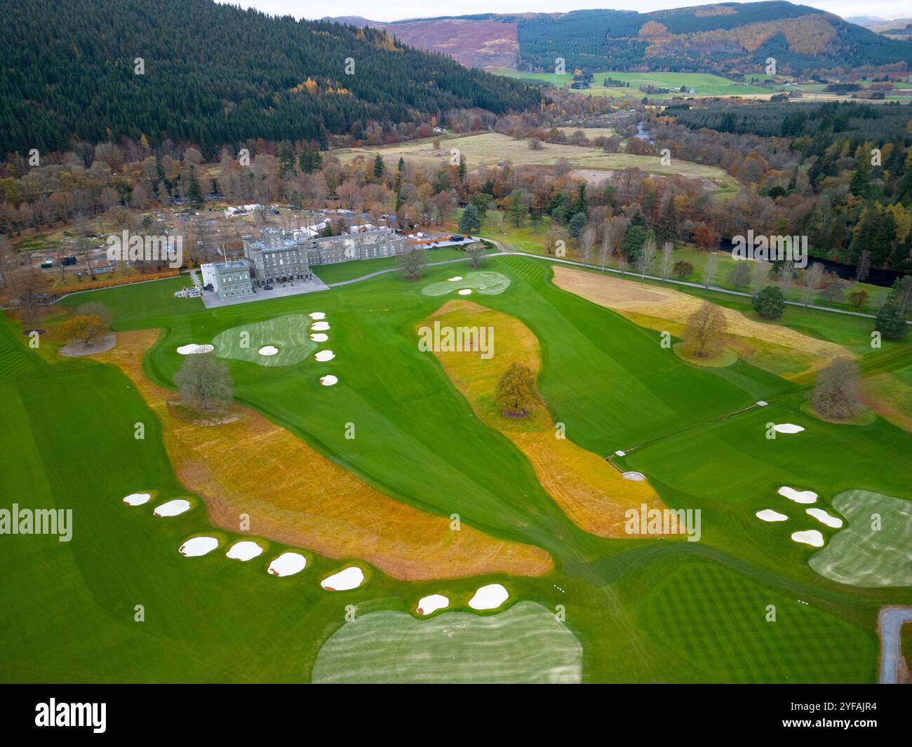 Vista aerea del castello di Taymouth e del campo da golf di Kenmore, chiuso durante lavori di ristrutturazione e ricostruzione. Foto Stock