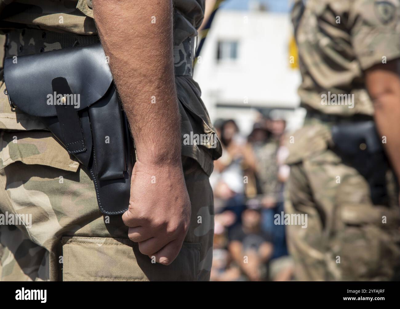 Soldato militare che sfilava e armato di pistola Foto Stock