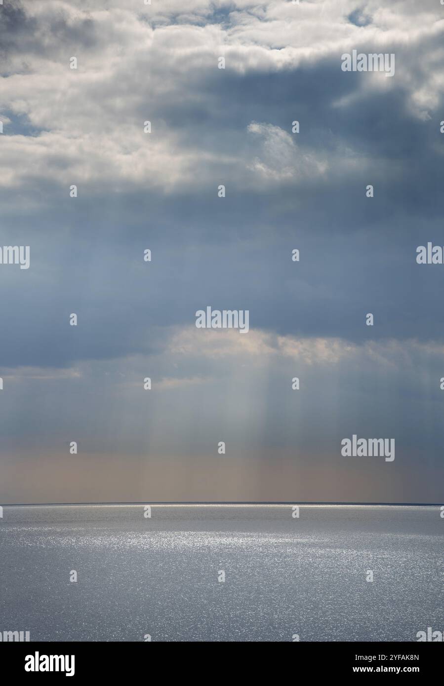 Cielo tempestoso con spettacolari nuvole sopra il mare. Tempo tempestoso all'oceano Foto Stock