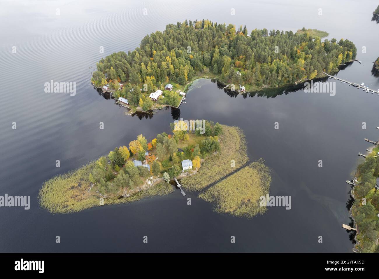 Veduta aerea con droni dell'isola di Rono e Varnisaary nel lago kallavesi, finlandia orientale, Kuopio, Europa, Savonia settentrionale Europa Foto Stock