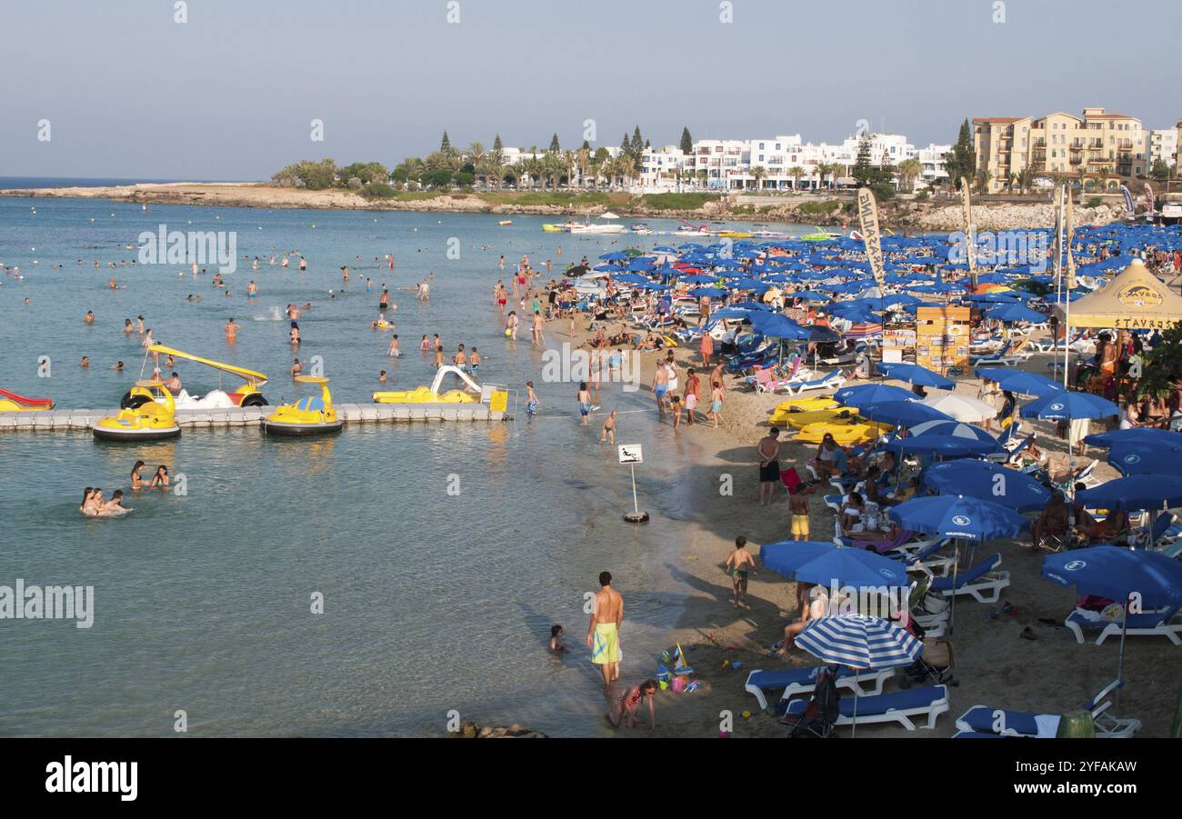 I turisti della famosa spiaggia della baia dei fichi si rilassano e si godono le loro vacanze estive il 13 luglio 2013 nella zona di Protaras a Cipro Foto Stock