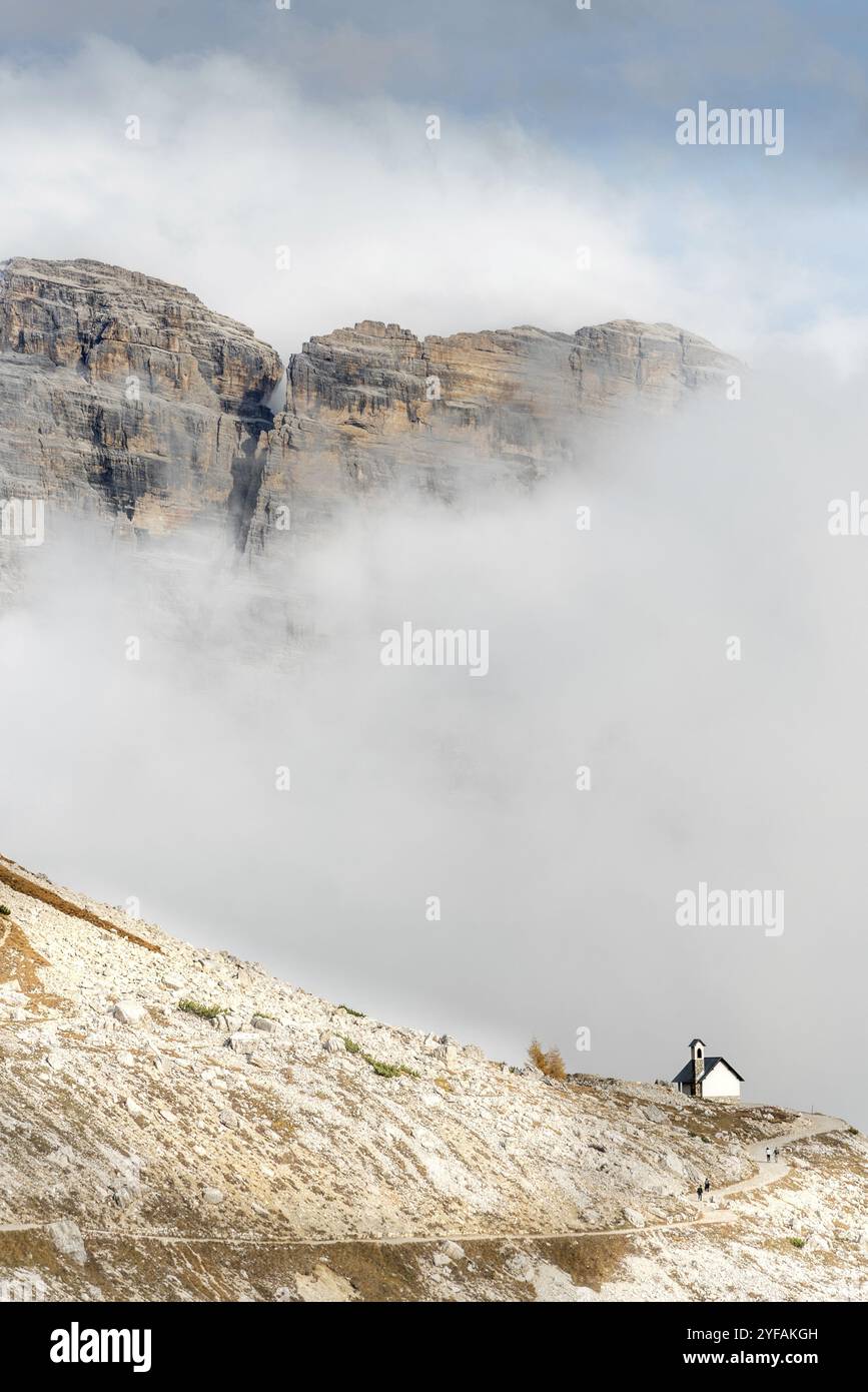 Paesaggio delle Montagne Rocciose con nebbia in autunno nelle Alpi italiane. Tre Cime dolomiti Italia Foto Stock