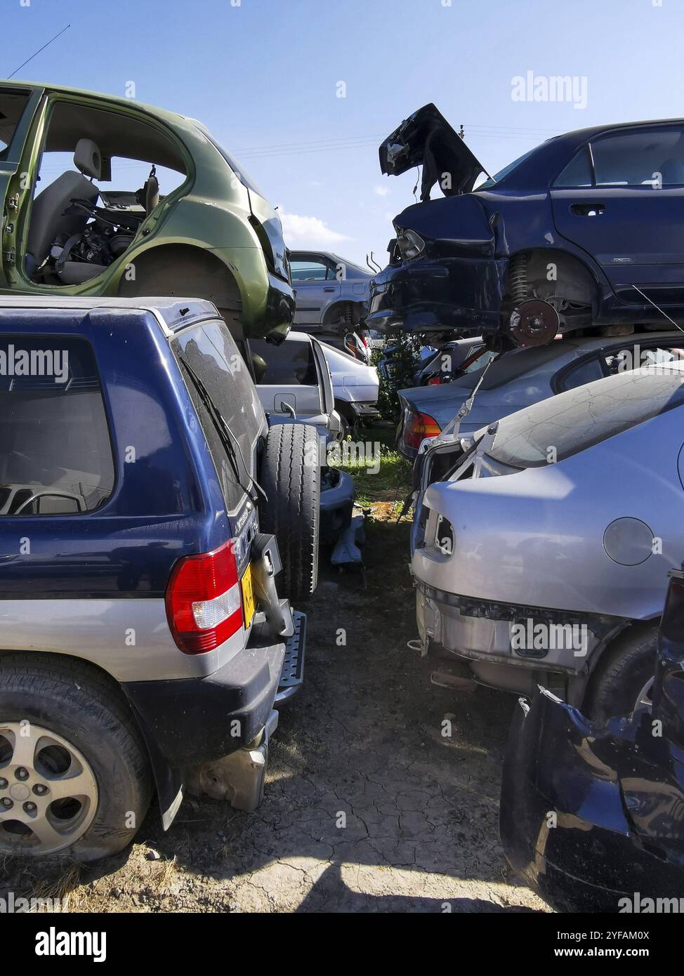 Un deposito di auto all'aperto con il relitto di un'auto distrutta. Inquinamento ambientale riciclaggio dei metalli Foto Stock