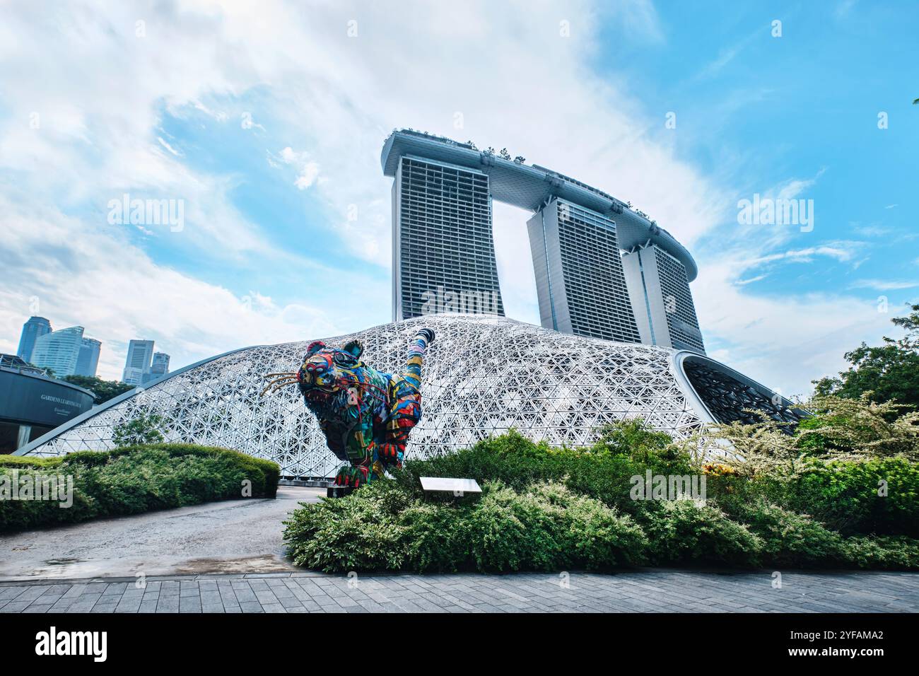 Singapore - 18 gennaio 2025: Installazione di Sculpture Sure, Marina Bay Sands Buildings and Pavilion for the Future of Us Exhibition Foto Stock