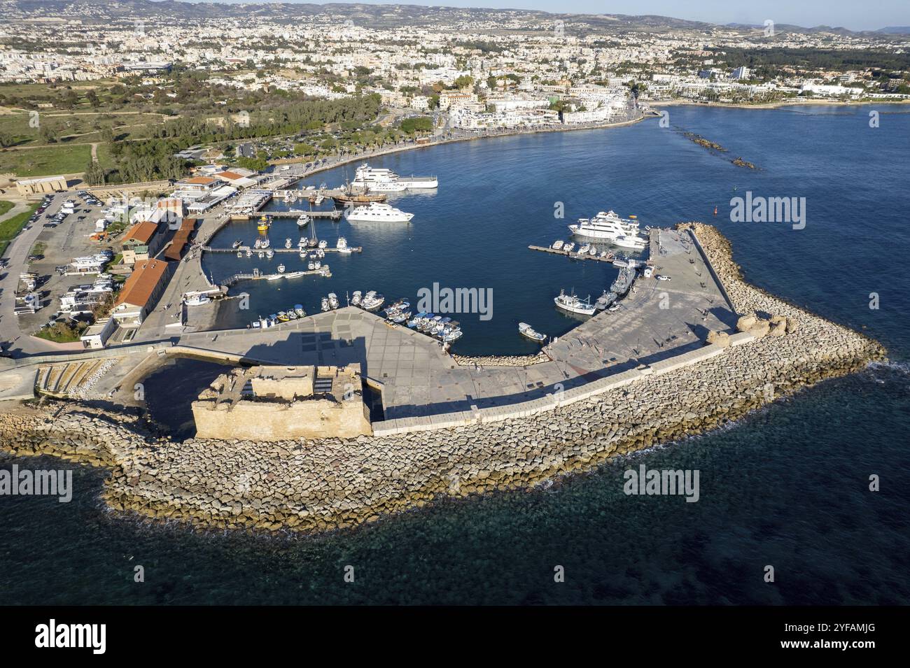 Paesaggio aereo drone yacht e marina da pesca. Vista drone dall'alto. Porto di Paphos, Cipro, Europa Foto Stock