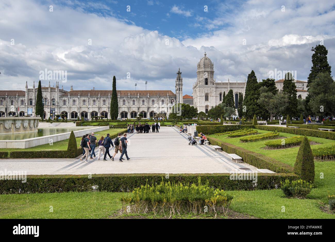 Lisbona, Portogallo, 19 Ottobre 2018: Turistica la gente camminare al di fuori del parco di fronte al Monastero di San Geronimo o Hieronymites monastero vicino fiume Tago mi Foto Stock