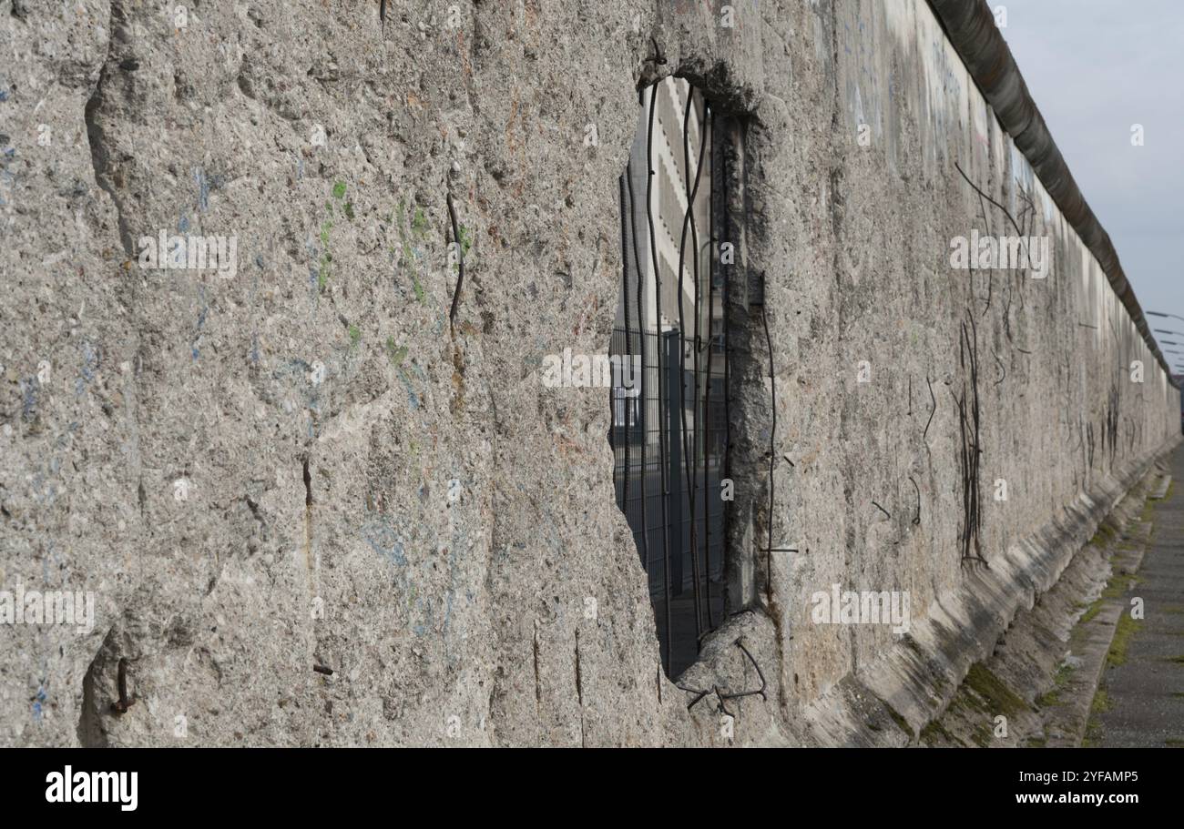 Resti del muro storico di Berlino presso il museo Topografia del terrore Foto Stock