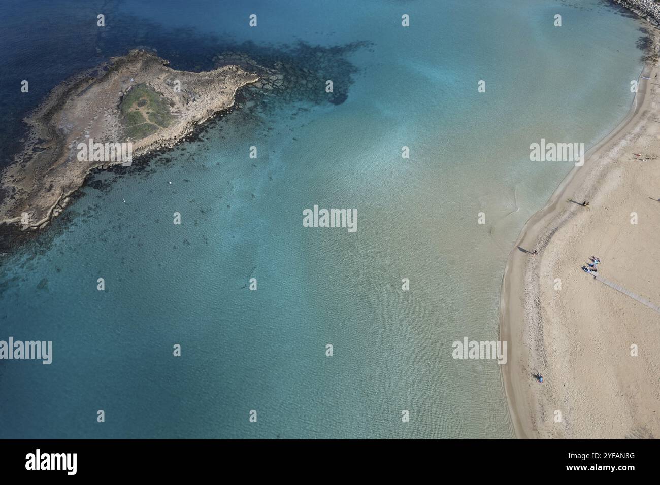 Vista dall'alto del drone sulla spiaggia di sabbia di fichi in inverno. Idilliaco resort, vacanza estiva costa. Protaras Cipro Foto Stock