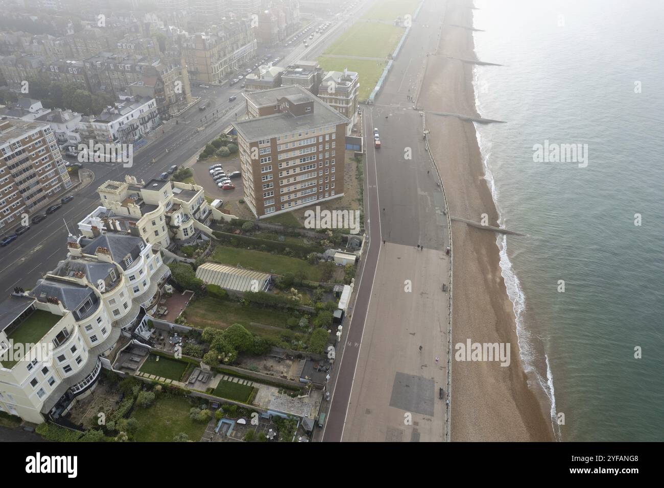 Scenario aereo con droni della città di Brighton e della costa nel Sussex, Regno Unito. Vista dall'alto della città Foto Stock