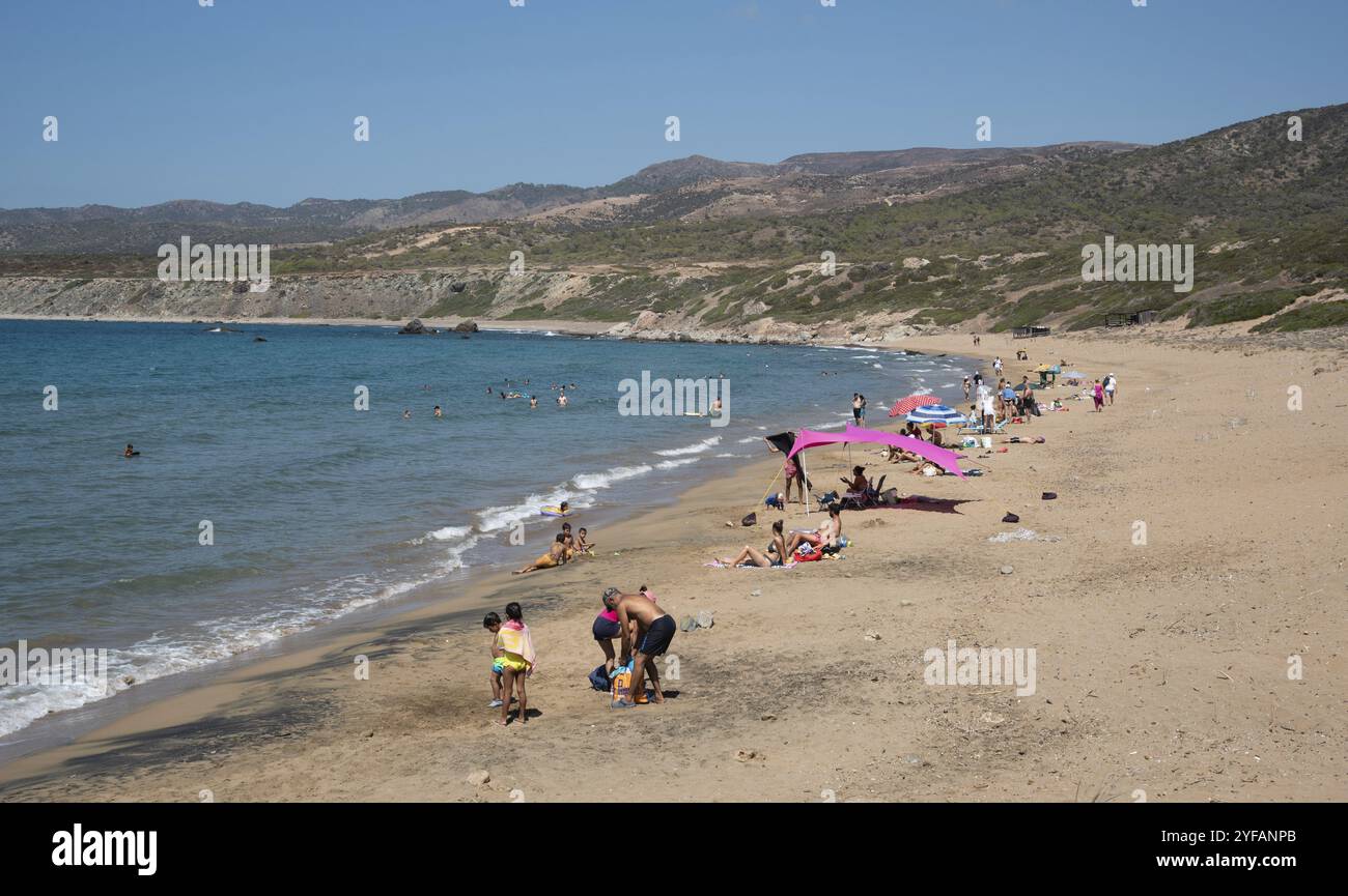 Akamas, Cipro, luglio 29 2022: Vacanze estive sulla spiaggia tropicale. Gente nel mare. Spiaggia di Lara, penisola di Akamas Cipro, Europa Foto Stock