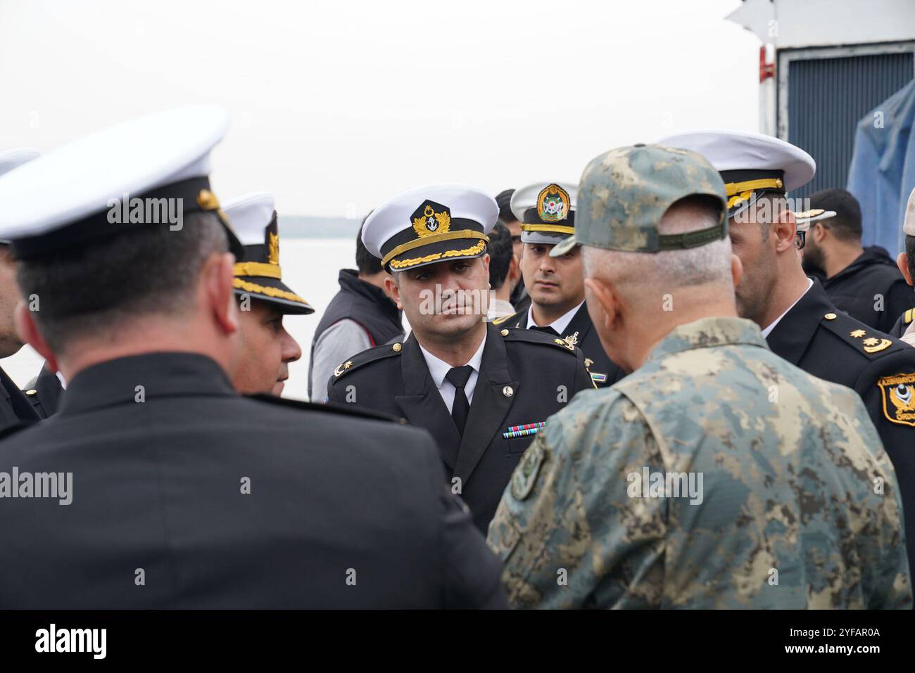 Porto di Anzali, Gilan, Iran. 4 novembre 2024. Autorità militari e navali iraniane e azere durante un'esercitazione di manovra marittima tra Iran e Azerbaigian nel Mar Caspio al porto di Anzali. (Immagine di credito: © Ufficio dell'Esercito iraniano tramite ZUMA Press Wire) SOLO USO EDITORIALE! Non per USO commerciale! Crediti: ZUMA Press, Inc./Alamy Live News Foto Stock