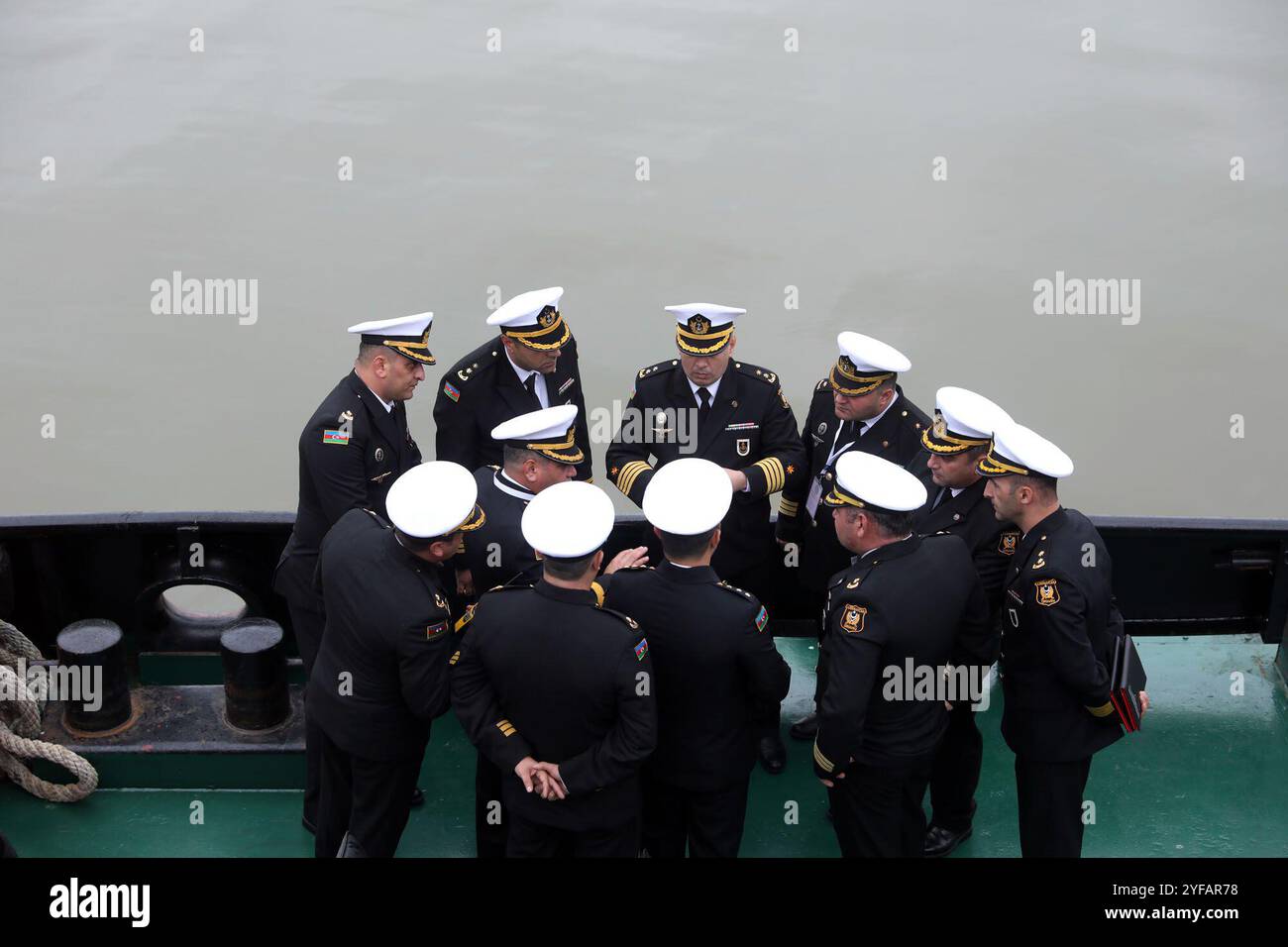 Porto di Anzali, Gilan, Iran. 4 novembre 2024. Autorità militari e navali iraniane e azere durante un'esercitazione di manovra marittima tra Iran e Azerbaigian nel Mar Caspio al porto di Anzali. (Immagine di credito: © Ufficio dell'Esercito iraniano tramite ZUMA Press Wire) SOLO USO EDITORIALE! Non per USO commerciale! Crediti: ZUMA Press, Inc./Alamy Live News Foto Stock