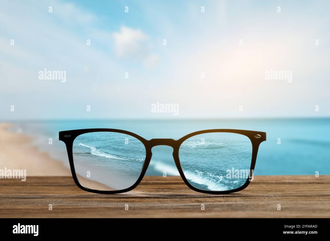 Occhiali contro il paesaggio marino. Guarda attraverso gli obiettivi più nitidi. Correzione della visione Foto Stock