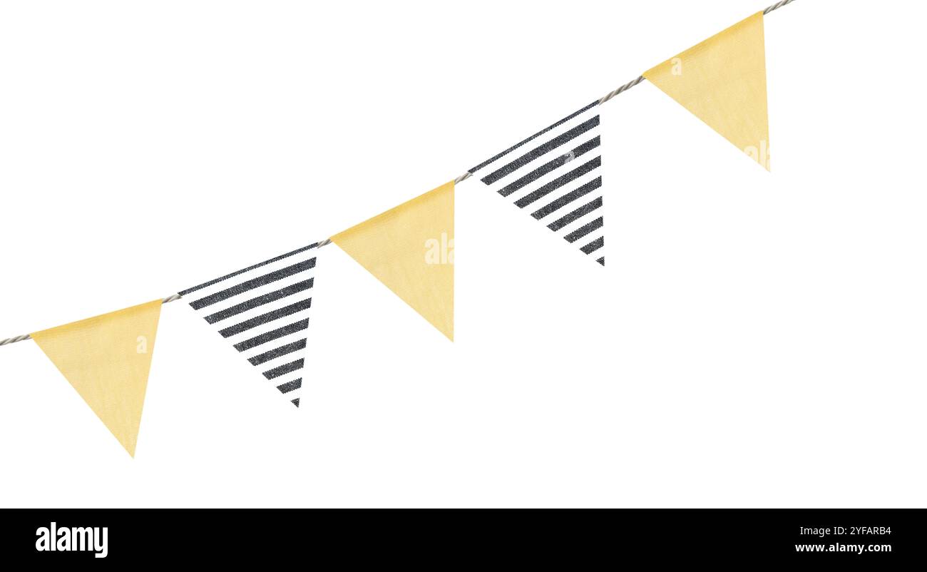 Bandiere in tessuto sulla corda su sfondo bianco. Decorazioni per feste Foto Stock