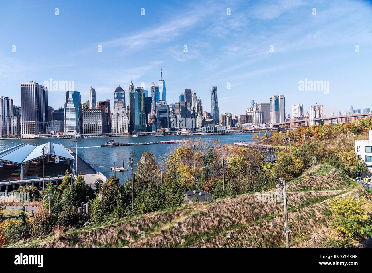 Brooklyn, New York, USA – 28 ottobre 2024: Vista di Lower Manhattan e del Ponte di Brooklyn visti dalla passeggiata a Brooklyn, New York, USA. Foto Stock