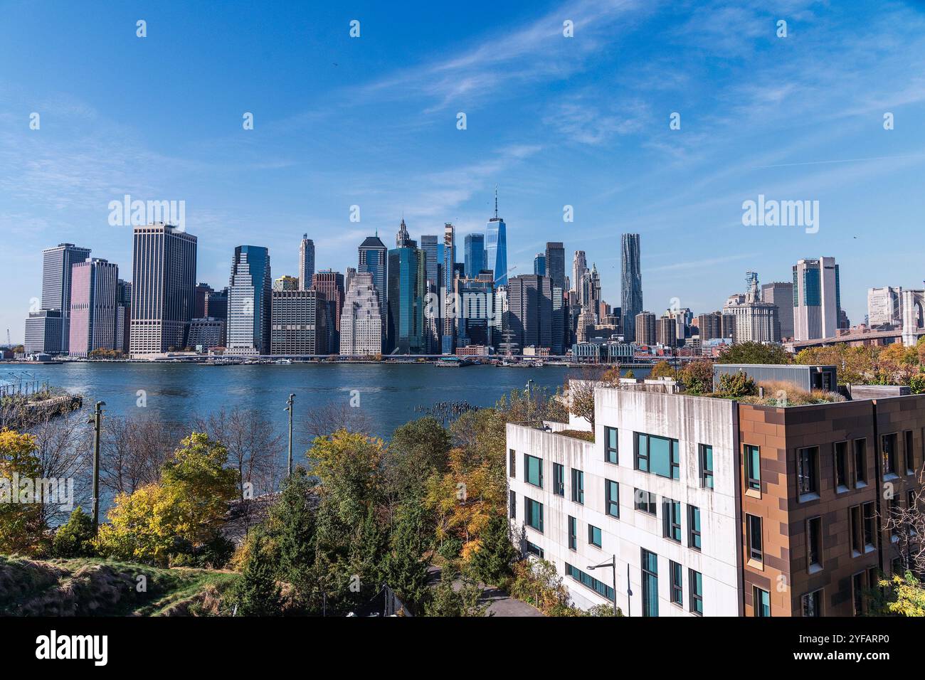 Brooklyn, New York, USA – 28 ottobre 2024: Vista di Lower Manhattan e del Ponte di Brooklyn visti dalla passeggiata a Brooklyn, New York, USA. Foto Stock