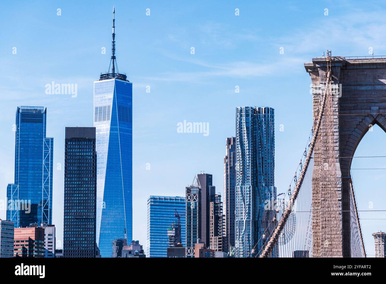 Brooklyn, New York, Stati Uniti d'America – 28 ottobre 2024: Torre sospesa del ponte di Brooklyn con Lower Manhattan a New York, New York, Stati Uniti. Foto Stock