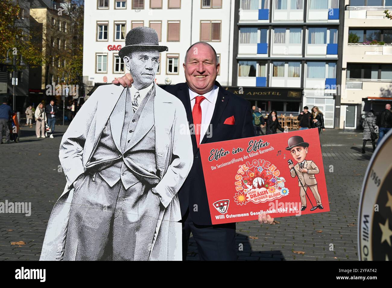 Präsident der Willi Osterman Gesellschaft Ralf Schlegelmilch posiert mit einem Standbild des Komponisten Willi Ostermann auf dem Kölner Heumarkt. Seit 55 Jahren organisiert die Willi-Ostermann-Gesellschaft den Kölner Karneval Sessionsauftakt am 11.11. In der Altstadt *** il presidente della Willi Osterman Society Ralf Schlegelmilch posa con una statua del compositore Willi Ostermann su Colognes Heumarkt da 55 anni, la Willi Ostermann Society organizza il lancio della stagione carnevalesca di Colonia nel 11/11 nella città Vecchia Foto Stock