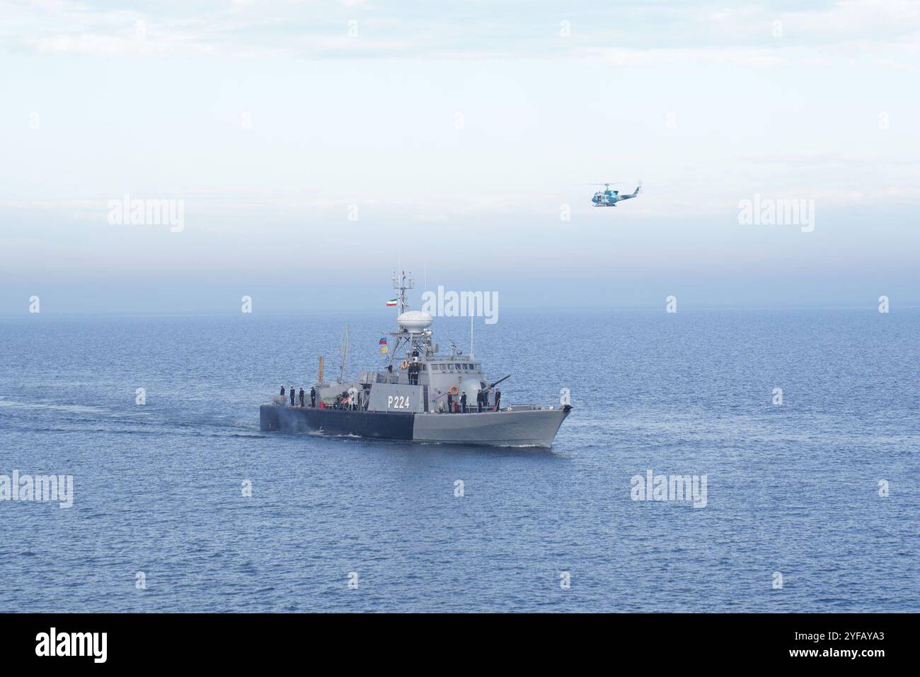 Mar Caspio, Iran. 4 novembre 2024. Navi navali provenienti dall'Iran e dall'Azerbaigian conducono una manovra nel Mar Caspio. L'Iran e la Repubblica dell'Azerbaigian hanno iniziato esercitazioni combinate di soccorso e soccorso nel Mar Caspio. L'esercitazione di due giorni, ospitata dalla Marina iraniana, si svolge a Bandar Anzali con lo slogan "cooperazione per la pace e l'amicizia". Navi navali azere, comprese le navi di soccorso e soccorso G129 e A640, sono entrate nelle acque iraniane per partecipare. L'obiettivo di AZIREX2024 è rafforzare la sicurezza sostenibile nella regione ed espandere la cooperazione multilaterale, showcasi Foto Stock