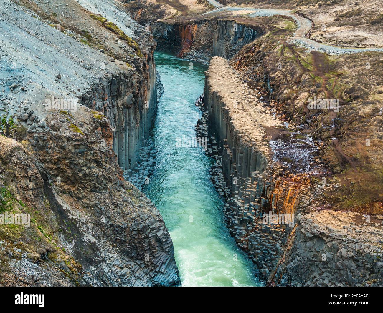 Epica veduta aerea dello Studlagil Basalt Canyon, Islanda - uno dei più meravigliosi luoghi di interesse naturalistico in Islanda Foto Stock