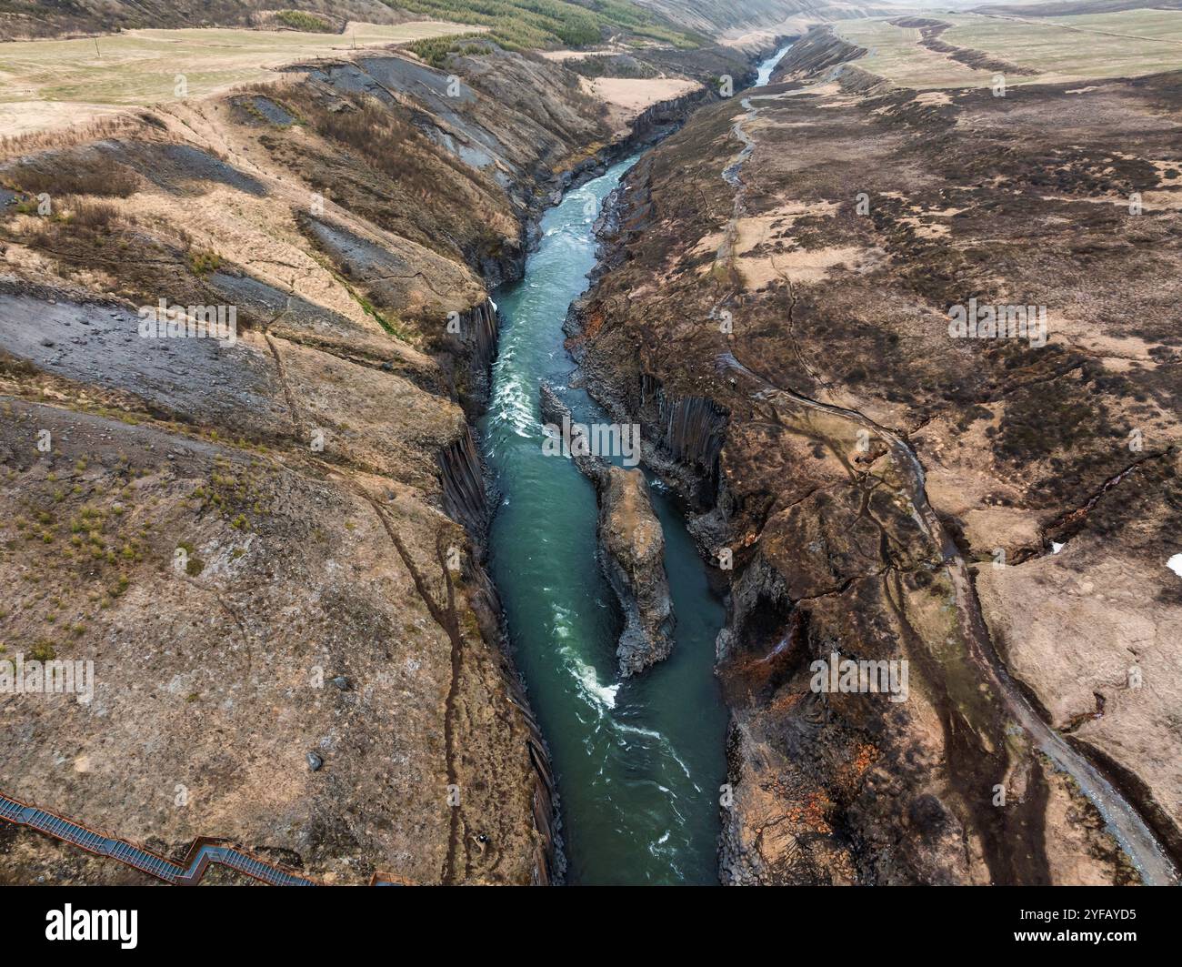 Epica veduta aerea dello Studlagil Basalt Canyon, Islanda - uno dei più meravigliosi luoghi di interesse naturalistico in Islanda Foto Stock