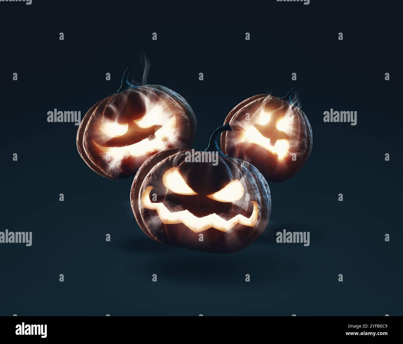 Divertenti zucche di Halloween con diverse espressioni su sfondo scuro Foto Stock