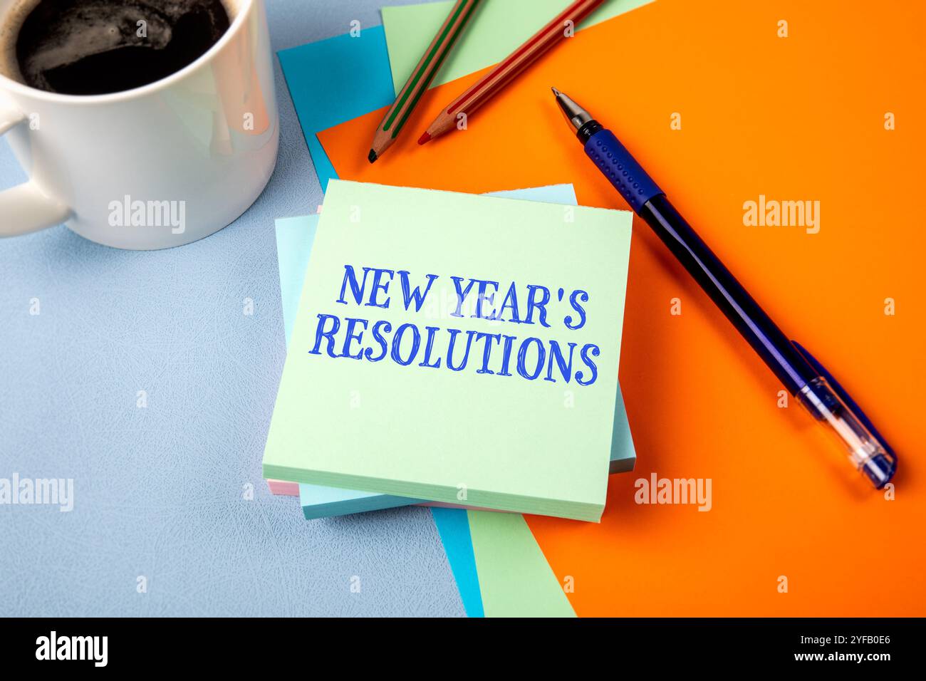 I buoni propositi per l'anno nuovo. Blocco note con testo sul tavolo dell'ufficio. Foto Stock