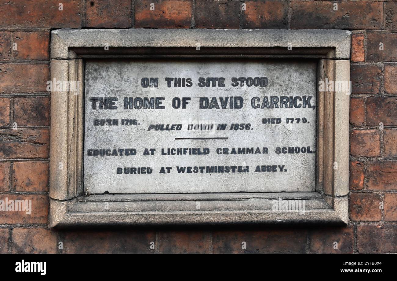 Targa commemorativa sul sito della casa di David Garrick. Lichfield, Staffordshire, West Midlands, Inghilterra, Regno Unito, Europa. Foto Stock