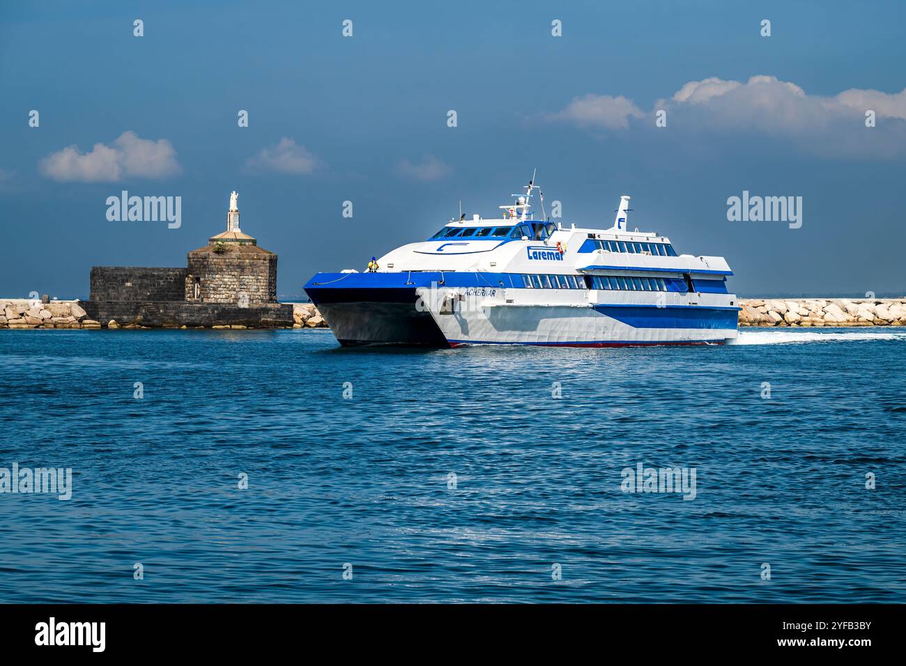 Aliscafo Caremar che entra nel porto di Marina grande, Procida, Campania, Italia Foto Stock