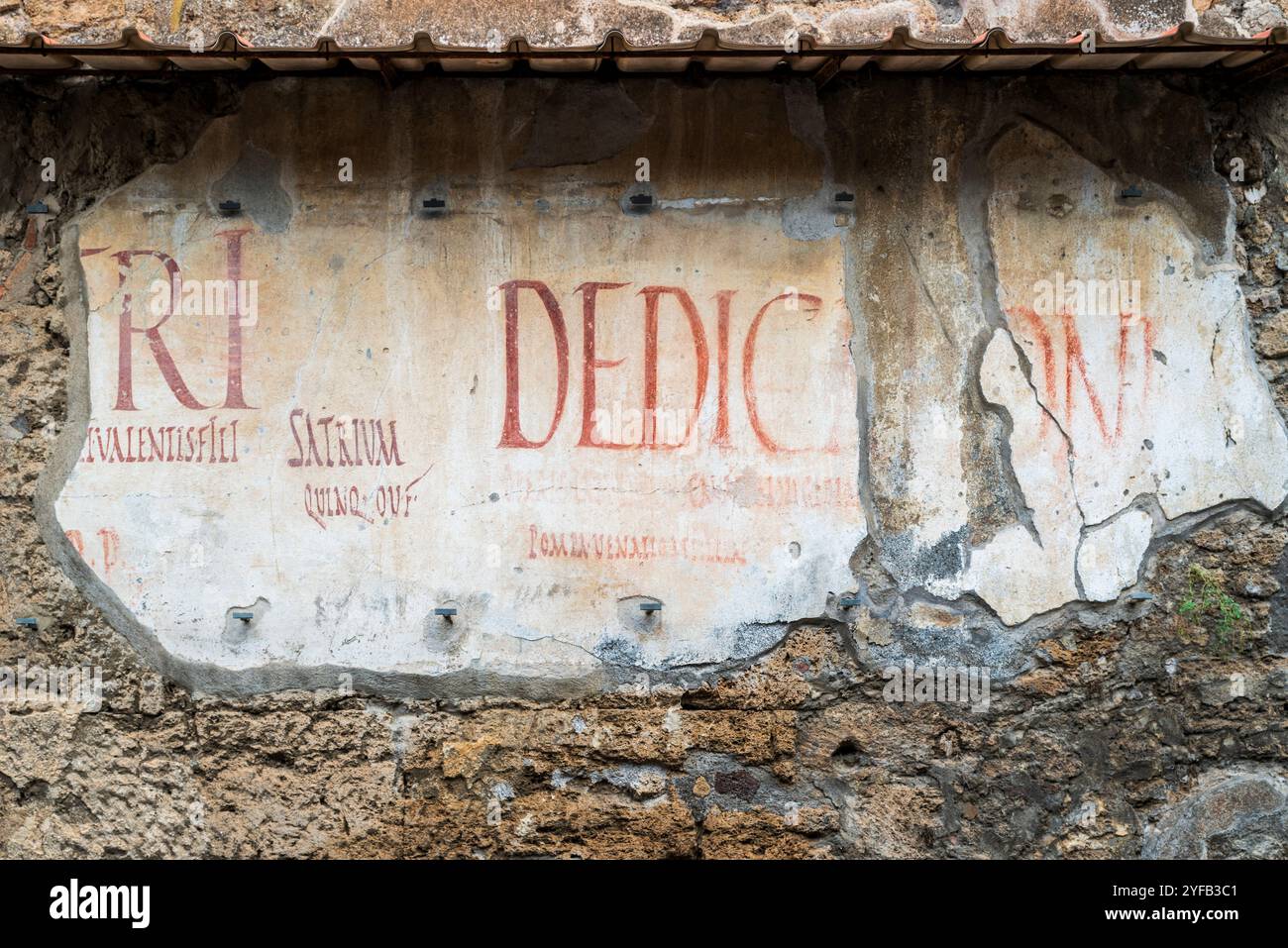 Graffiti elettorali dipinti sul muro, area archeologica di Pompei, Pompei, Campania, Italia Foto Stock