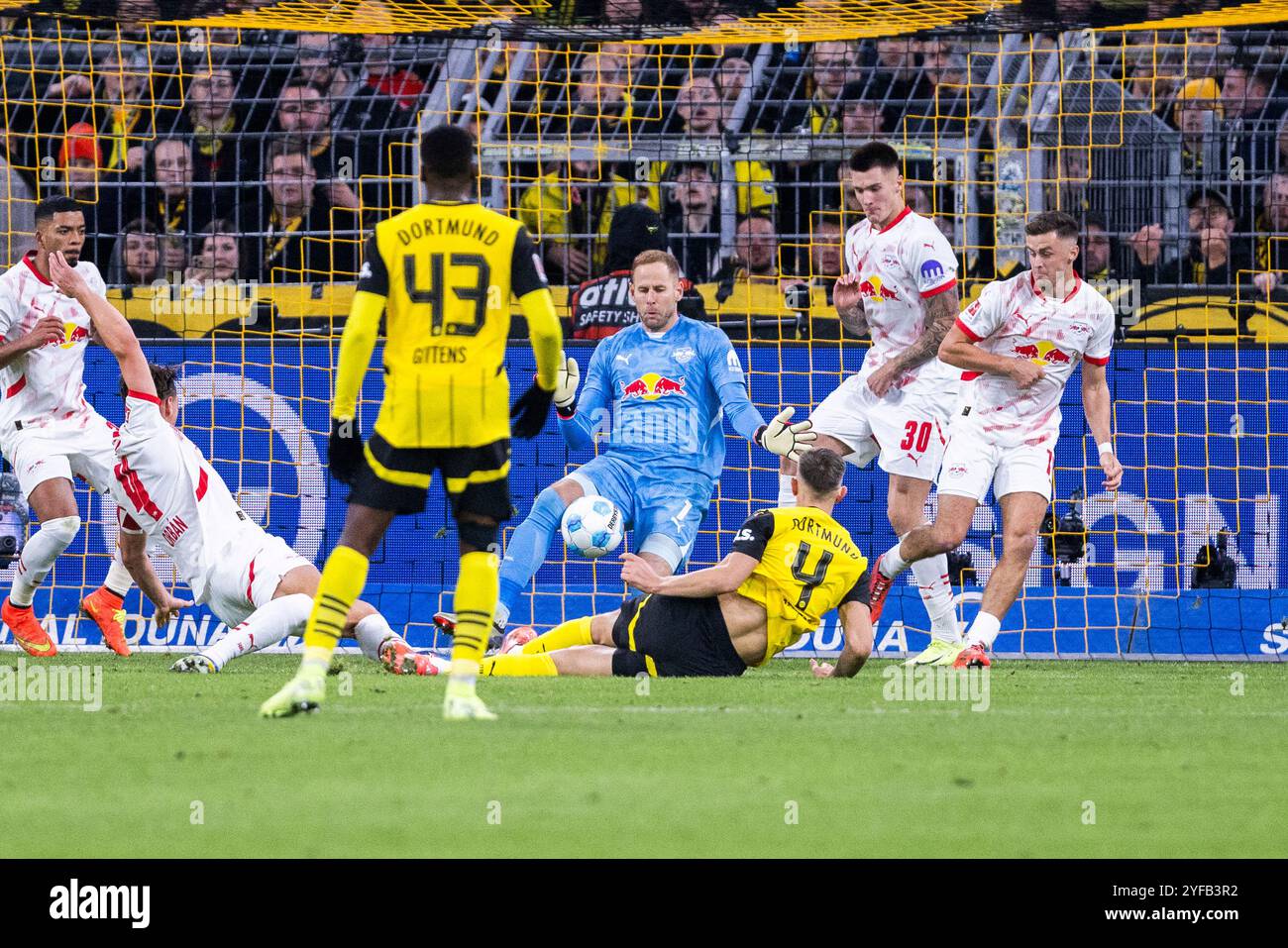 Signal-Iduna-Park, Dortmund, 02.11.2024: Nico Schlotterbeck (Borussia Dortmund) gegen Torwart Peter Gulacsi (RB Leipzig) beim Spiel der 1.BL Borussia Foto Stock