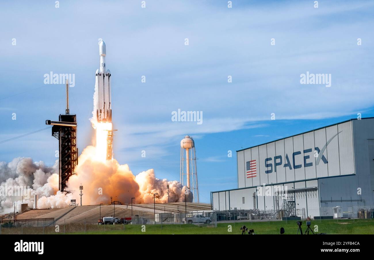 Un razzo Falcon Heavy SpaceX viene lanciato con il satellite NOAA GOES-U il 25 giugno 2024. Il satellite monitora il meteo sull'emisfero occidentale. Foto Stock