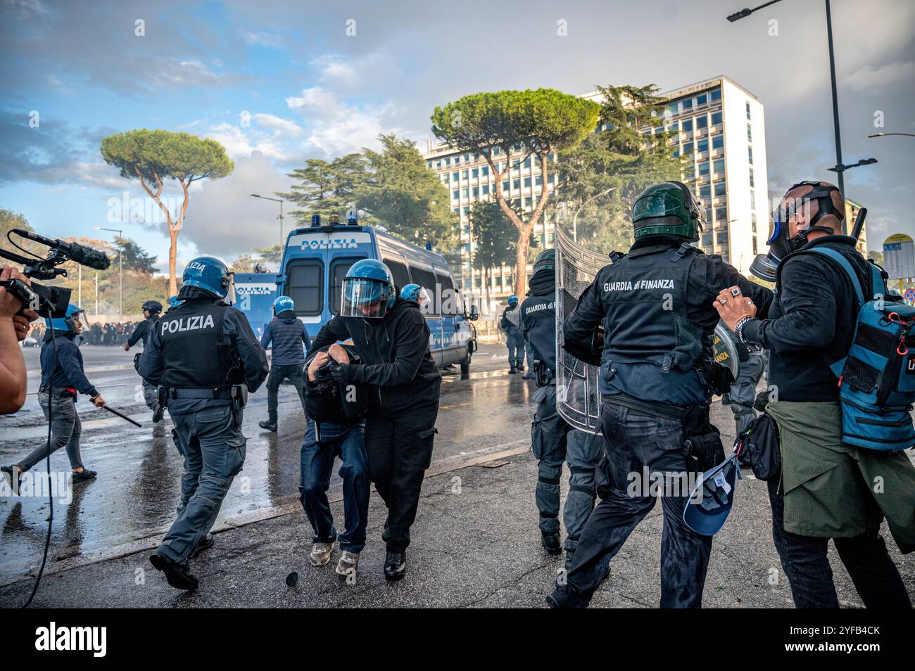 Agente di polizia italiano che arresta un manifestante in una protesta ProPal Foto Stock