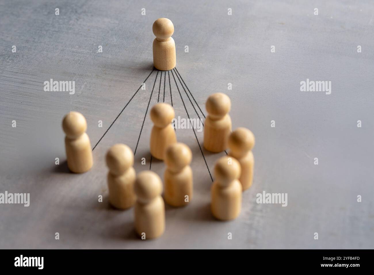 Una singola figura si distingue da un gruppo di altre, con linee che la collegano alle figure circostanti. Leadership, influenza, networking, conn sociale Foto Stock